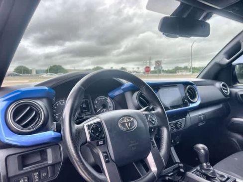 Used 2018 Toyota Tacoma TRD Off-Road RWD image 15