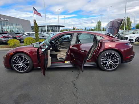Used 2022 Porsche Taycan RWD image 10