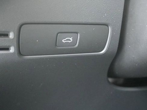 Used 2024 Volvo XC40 B5 Core image 11