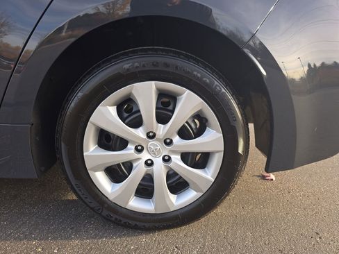 Used 2025 Toyota Corolla LE image 33