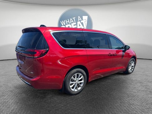 Certified 2025 Chrysler Pacifica Select AWD/4WD image 3
