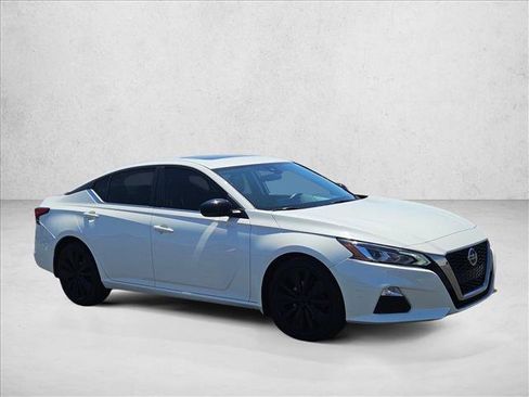 Used 2021 Nissan Altima 2.5 SR w/ SR Premium Package FWD image 3