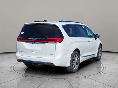 New 2026 Chrysler Pacifica Pinnacle AWD/4WD image 12