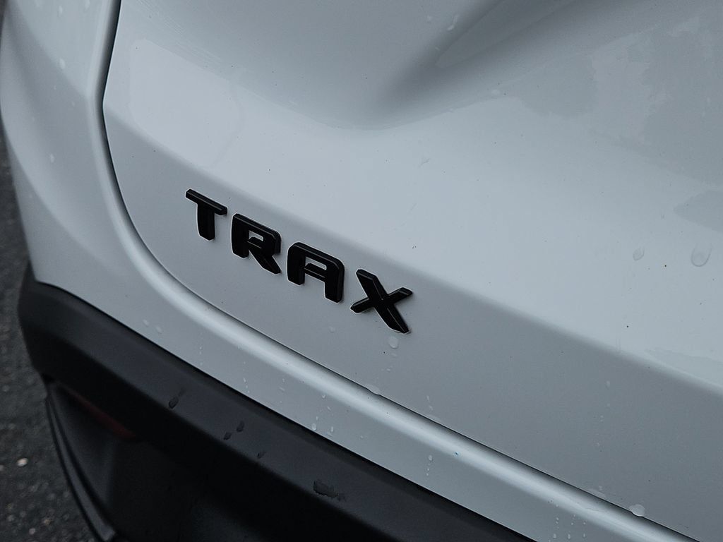 Used 2024 Chevrolet Trax RS FWD image 8