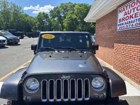 Used 2016 Jeep Wrangler Unlimited Sahara w/ Dual Top Group AWD/4WD image 7