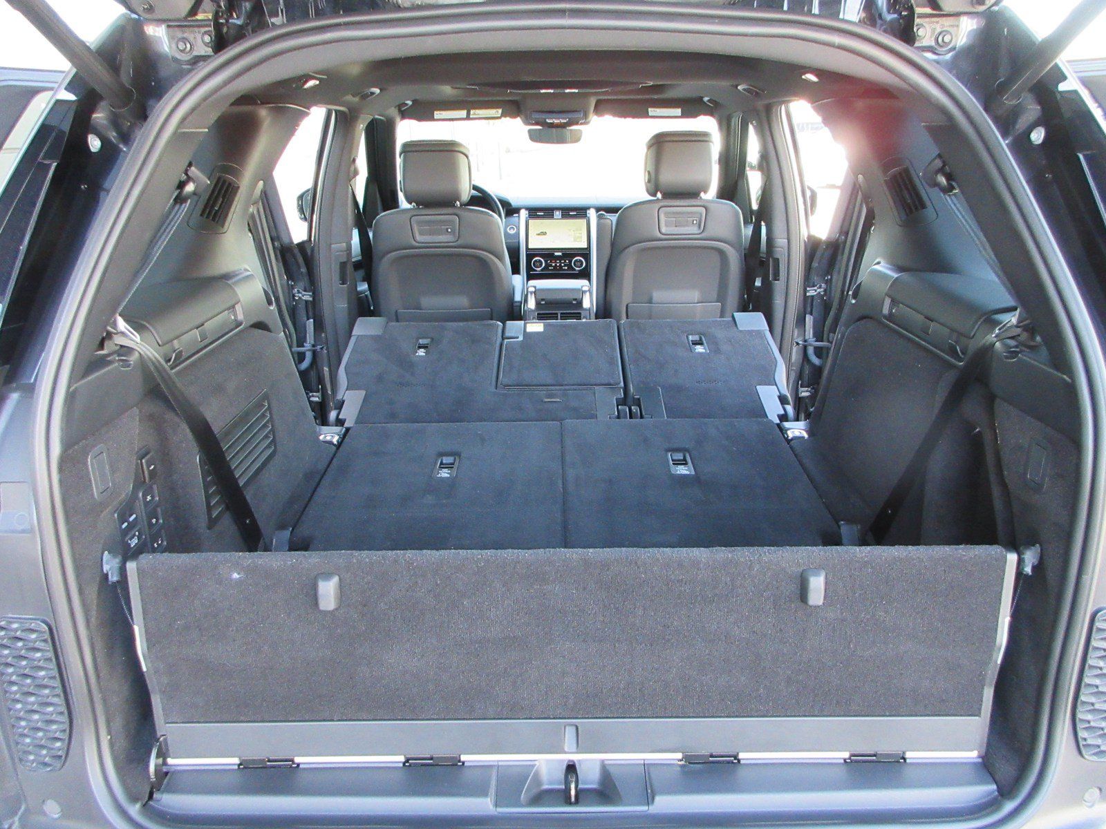Used 2023 Land Rover Discovery Metropolitan Edition AWD/4WD image 58