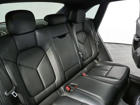 Used 2022 Porsche Macan AWD/4WD image 23