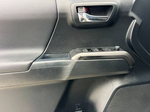 Used 2018 Toyota Tacoma TRD Sport w/ Technology Package image 12