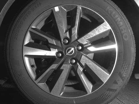 Used 2025 Nissan Versa SV image 12