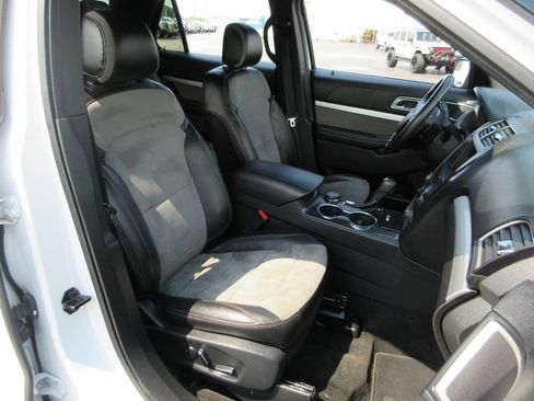 Used 2017 Ford Explorer XLT w/ Equipment Group 202A AWD/4WD image 21