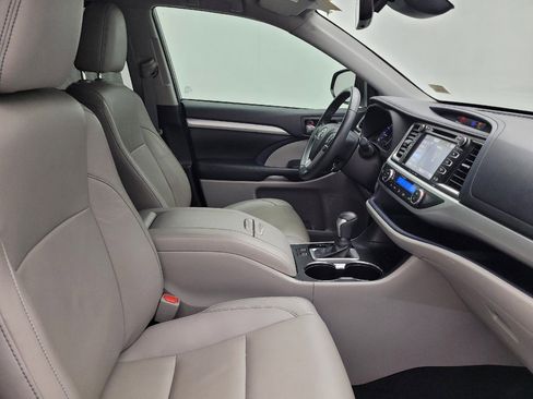 Used 2019 Toyota Highlander XLE FWD image 21