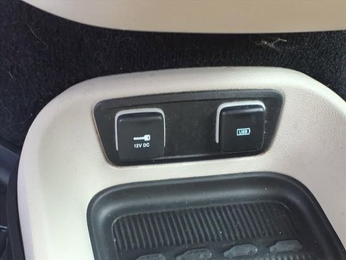 Used 2017 Chrysler Pacifica Touring-L w/ Tire & Wheel Group image 32