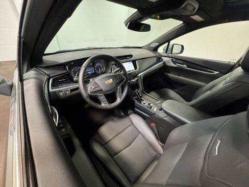 Used 2025 Cadillac XT5 Premium Luxury image 2