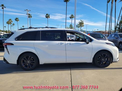 Certified 2023 Toyota Sienna XSE image 3