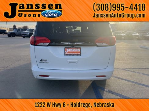 Used 2023 Chrysler Voyager LX image 7