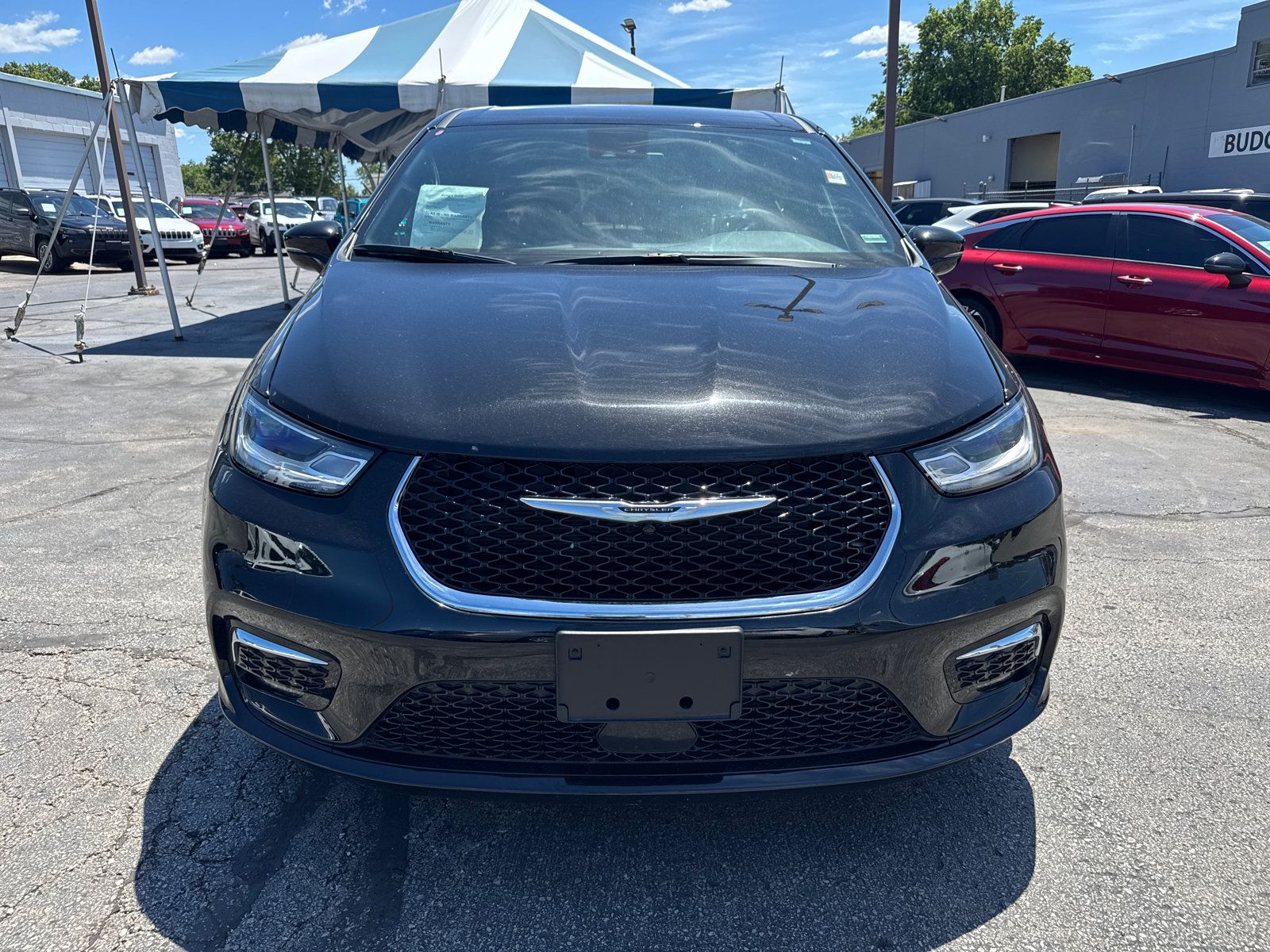 Used 2025 Chrysler Pacifica Select FWD image 2