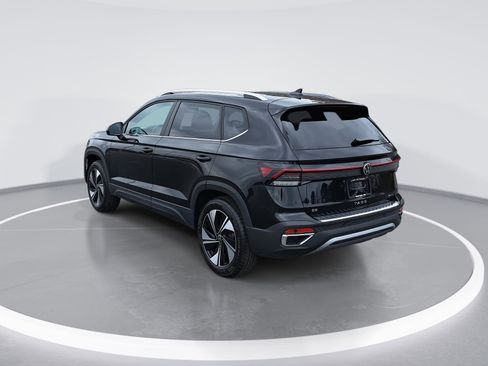 New 2026 Volkswagen Taos SE image 5