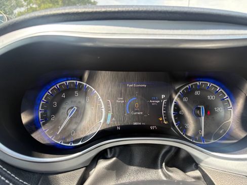 Used 2025 Chrysler Pacifica Limited FWD image 20