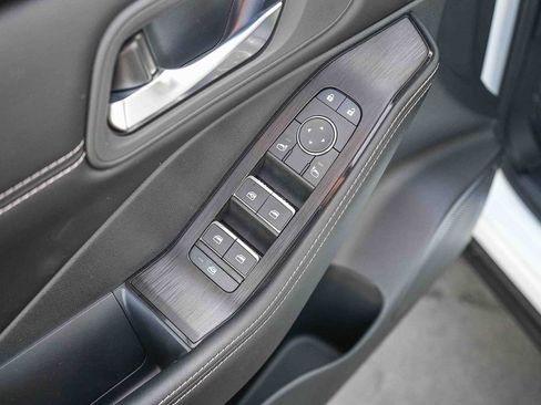 Used 2025 Nissan Rogue SL FWD image 19