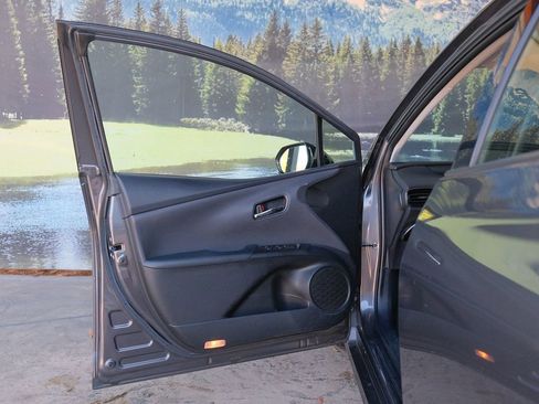 Used 2017 Toyota Prius Prime Premium FWD image 9