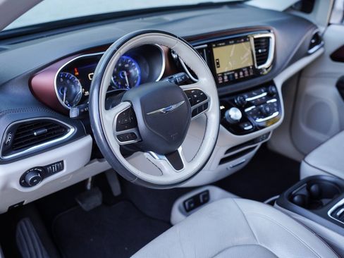 Used 2020 Chrysler Pacifica Limited image 19