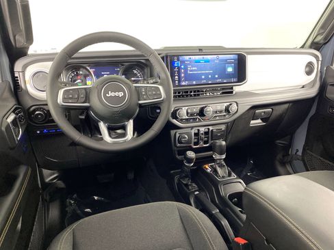 Used 2025 Jeep Wrangler Sahara image 18