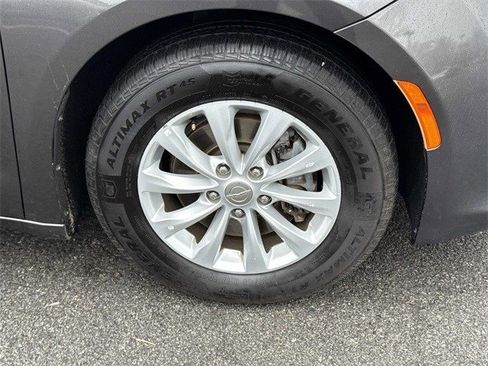 Used 2017 Chrysler Pacifica Touring-L image 7