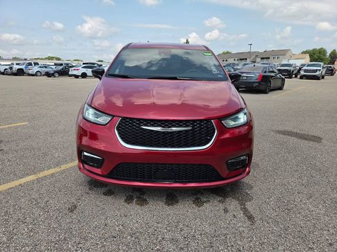 Used 2025 Chrysler Pacifica Select FWD image 11