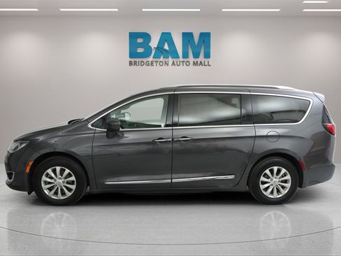 Used 2019 Chrysler Pacifica Touring-L image 4