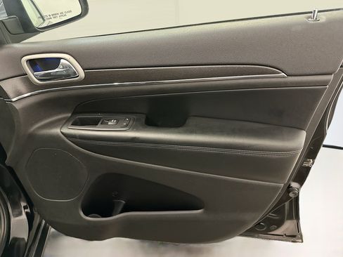Used 2018 Jeep Grand Cherokee Limited image 35