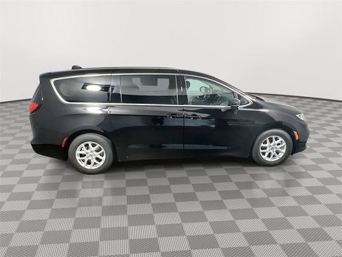 Used 2024 Chrysler Pacifica Touring-L image 9