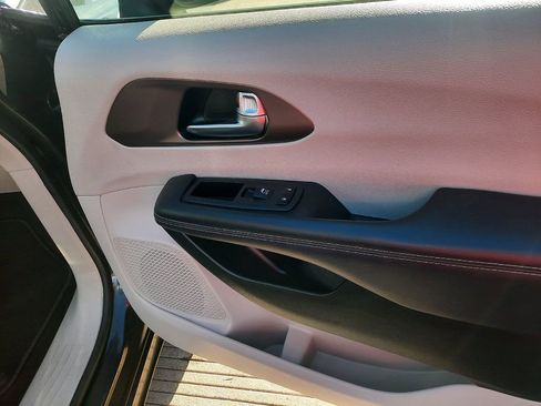 Used 2023 Chrysler Voyager LX image 19