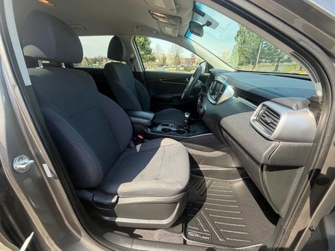 Used 2019 Kia Sorento AWD V6 image 14