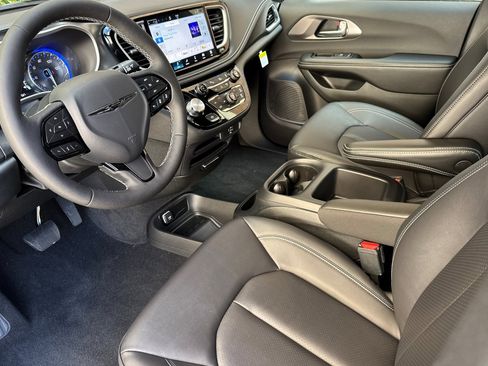 New 2026 Chrysler Pacifica Select image 9