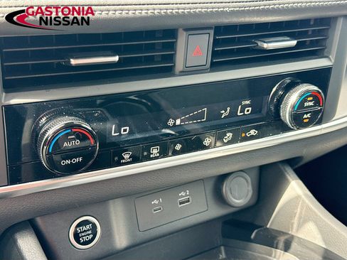 Used 2023 Nissan Rogue SV FWD image 19