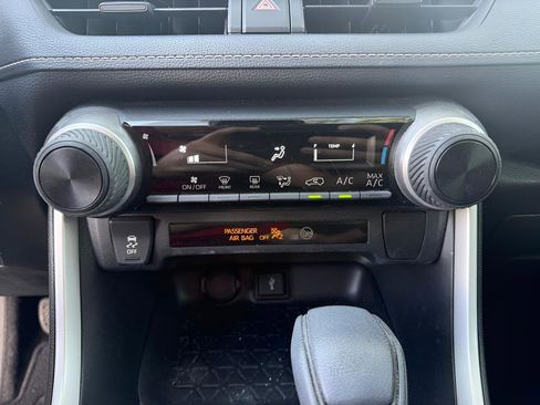 Used 2020 Toyota RAV4 LE FWD image 27