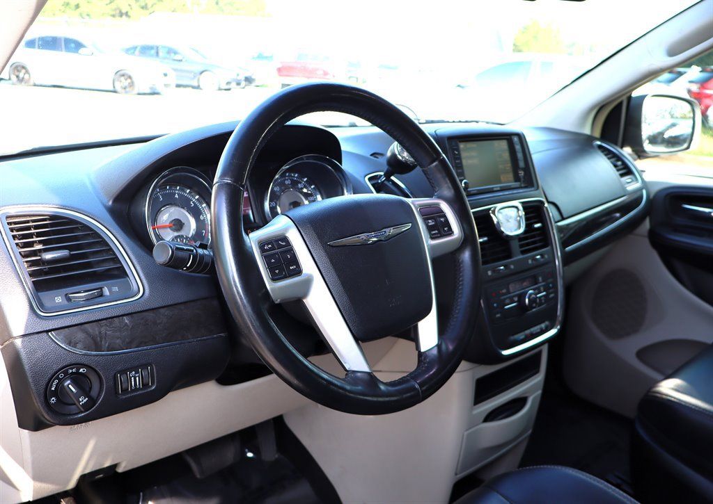 Used 2016 Chrysler Town & Country Touring FWD image 18