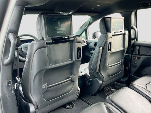 Used 2024 Chrysler Pacifica Touring-L w/ Uconnect Theater Family Group image 25