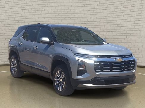 Used 2026 Chevrolet Equinox LT w/ Convenience Package II FWD image 3