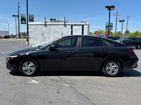 Used 2024 Hyundai Elantra SE FWD image 3