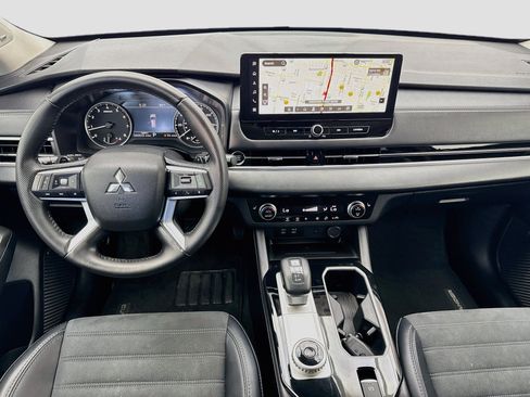 Used 2025 Mitsubishi Outlander SE FWD image 14