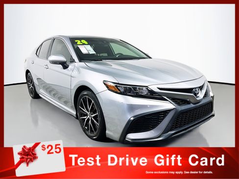 Used 2024 Toyota Camry SE image 1