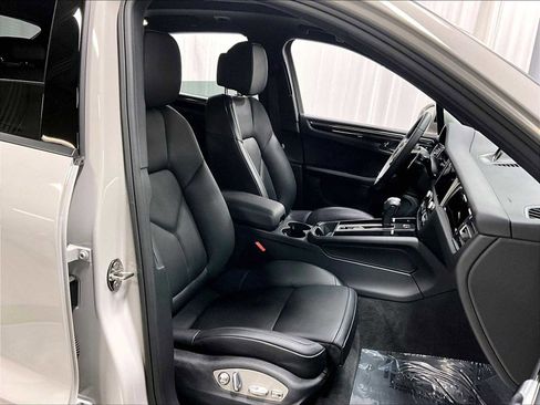 Used 2025 Porsche Macan image 30