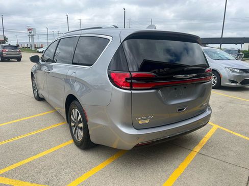 Used 2021 Chrysler Pacifica Touring-L FWD image 5