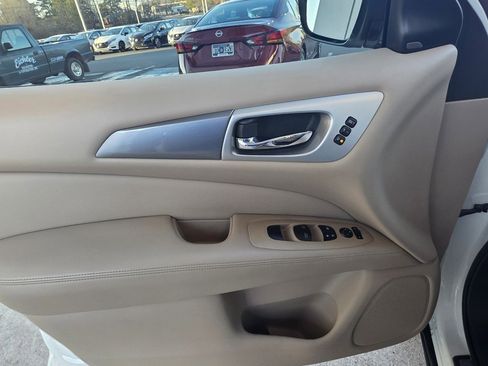 Used 2018 Nissan Pathfinder SL w/ SL Premium Package image 10