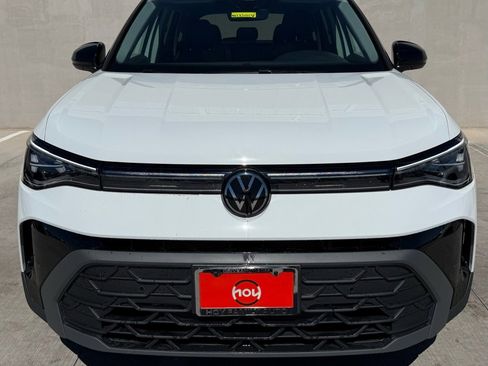 Certified 2025 Volkswagen Taos SE image 2