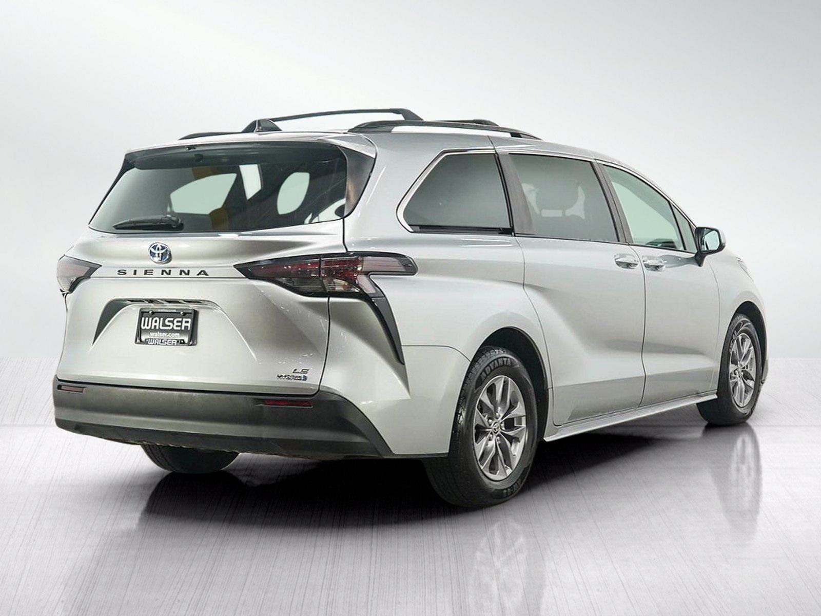 Used 2024 Toyota Sienna LE FWD image 5