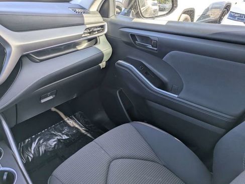 Used 2025 Toyota Highlander LE FWD image 15