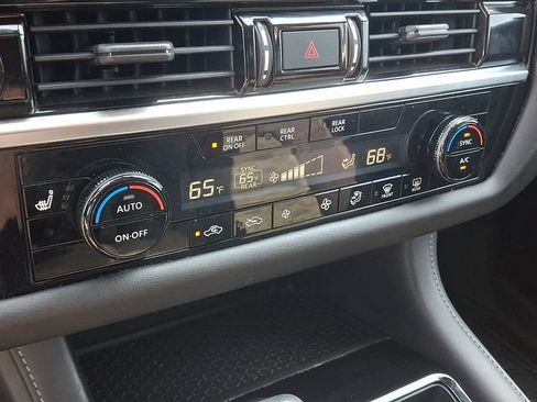 Used 2022 Nissan Pathfinder SV AWD/4WD image 17