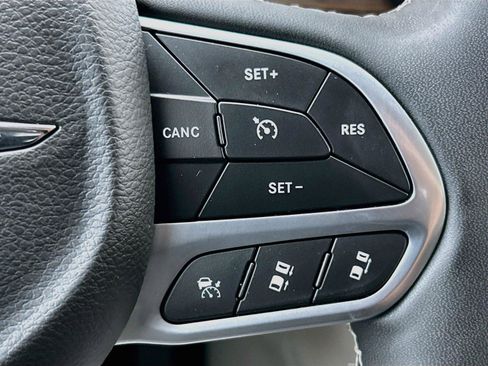 Used 2024 Chrysler Pacifica Limited FWD image 36